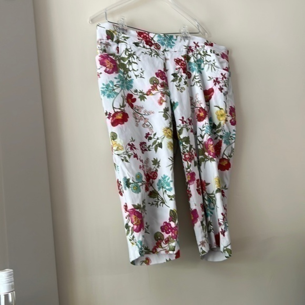 Woman’s 1X 16W-18W floral Capri pant very stretchy
